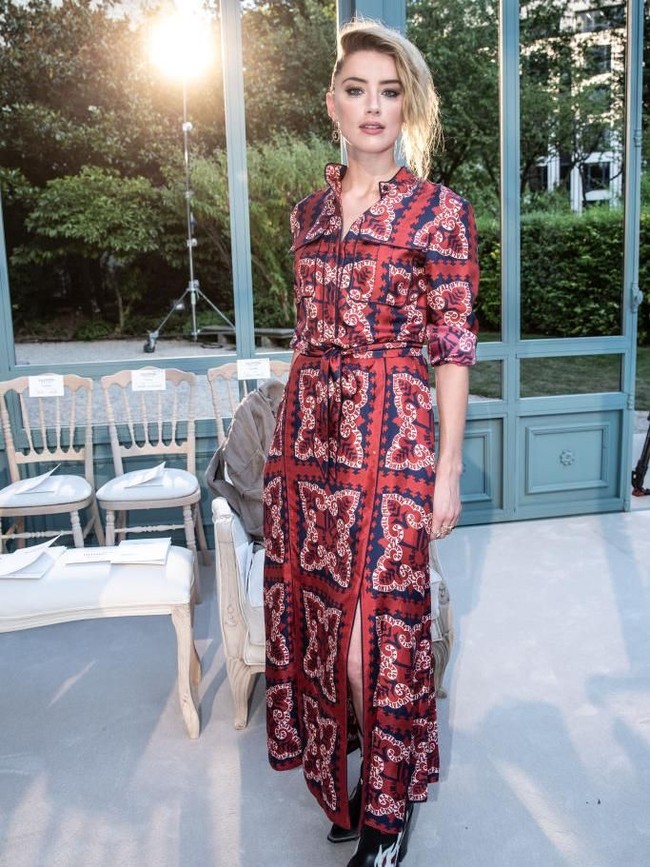 Amber Heard menunjukkan sisi liarnya di fashion show Valentino. Muncul dengan potongan rambut pixie-cut, mantan istri Johnny Depp itu mengandalkan gaun merah bermotif etnik. (Foto: Getty Images)