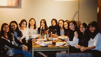 Meski sibuk dengan jadwal syuting, Febby masih menyempatkan waktu untuk makan malam sekaligus kumpul bersama teman-temannya. Foto: Instagram @febbyrastanty