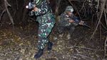 Foto: Marinir Tunjukkan Cara Bertahan Hidup di Hutan ke Tentara AS