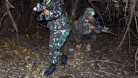 Setelah pelaksanaan latihan patroli tempur, Afrison bersama prajurit Marinir TNI AL memberikan materi tentang tata cara bertahan hidup di hutan atau jungle survival. (Foto: dok. Dispen Marinir)