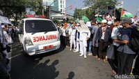 Ambulans disiagakan di sekitar lokasi aksi.