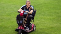 Pelatih timnas Uruguay ini tampak menarik perhatian ketika ia mengenakan tongkat, mengendarai kursi roda elektrik dan sempat dibantu oleh beberapa staf untuk berjalan ke arena stadion. (Foto: remezcla)