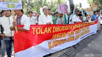 Aksi ini merupakan bentuk protes mereka terhadap kebijakan Anies yang dianggap kontroversial dan tak sesuai dengan apa yang dijanjikannya saat masa kampanye.