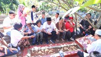 Mereka tampak berdoa bersama di makam Pak Tile. Foto: Ismail/detikHOT