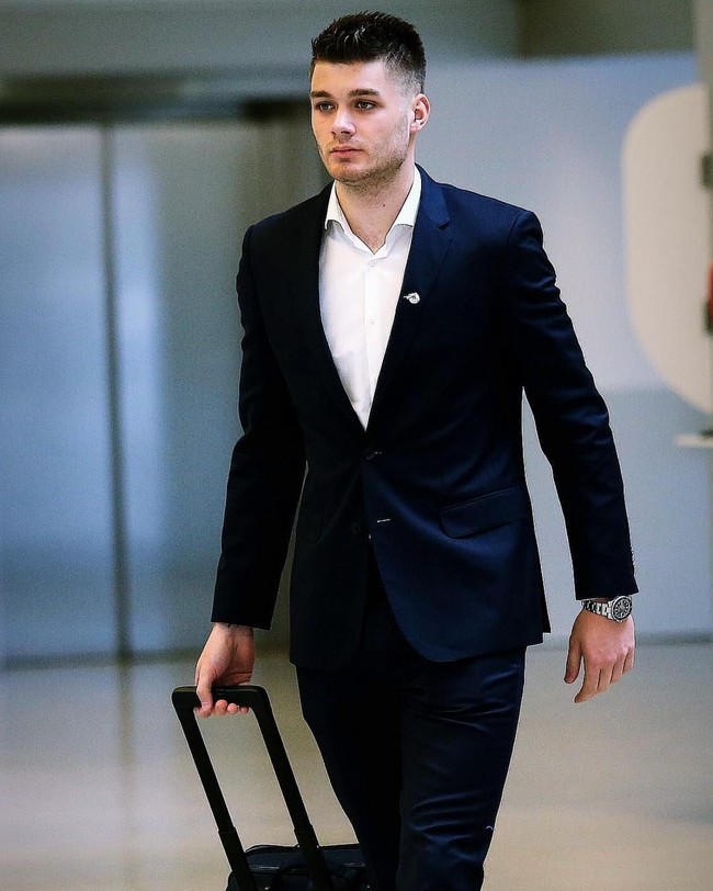 Duje Caleta-Car, pemain ganteng Kroasia ini baru berusia 21 tahun. Dia baru menjadi bagian timnas Kroasia pada 2018 ini. Dan pesepakbola dengan tinggi 192 cm ini menjalani laga perdananya di Piala Dunia 2018 saat Kroasia vs Brazil. Foto: Instagram