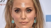 Dua warna mata berbeda juga dimiliki oleh aktris bernama lengkap Elizabeth Berkley Lauren. Satu iris matanya berwarna coklat dan satu mata lainnya hijau kebiruan. Foto: Getty Images