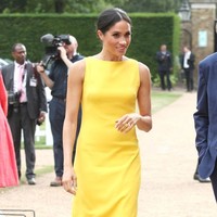 Ada yang berbeda pada penampilan Meghan Markle. Biasa memakai gaun-gaun berwarna lembut, kali ini ia mengandalkan sesuatu yang mencolok. (Foto: Getty Images)