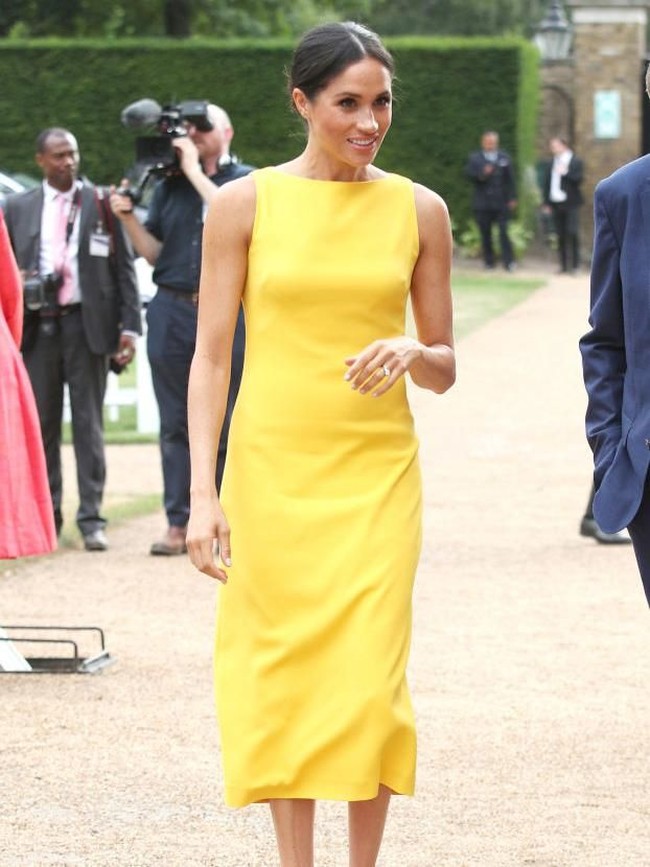 Ada yang berbeda pada penampilan Meghan Markle. Biasa memakai gaun-gaun berwarna lembut, kali ini ia mengandalkan sesuatu yang mencolok. (Foto: Getty Images)