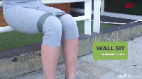 Yang terakhir adalah wall sit abduction. Untuk gerakan ini, kamu perlu mencari dinding atau tempat datar untuk menahan punggungmu. (Foto: 20Detik)