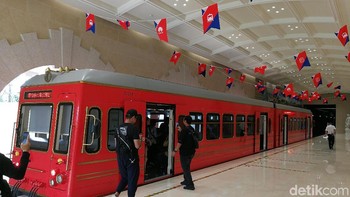 Begitu memasuki kompleks, tampak kereta dua rangkaian berwarna merah. Kereta itu punya desain klasik. Pengunjung naik dari sebuah peron yang juga didesain dengan gaya klasik. (Foto: detikINET/Jabbar Ramdhani)