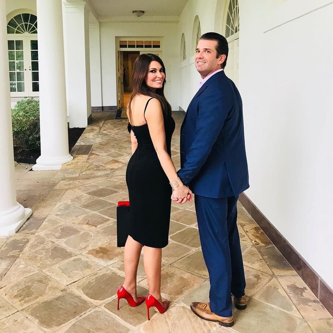 Anak Donald Trump, Donald Trump Jr. baru saja diceraikan oleh sang istri Vanessa pada Maret lalu. Kini, putra tertua presiden AS itu sudah punya gandengan baru. Pria yang akrab disapa Don itu wanita bernama Kimberly Guilfoyle.  Foto: Instagram (@kimberlyguilfoyle)