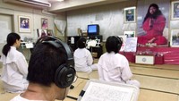 Sekte Aum Shinri Kyo yang mencampuradukkan ajaran Buddha, Hindu dengan pengajaran hari kiamat yang sesat melancarkan serangkaian kejahatan termasuk sejumlah serangan gas sarin di kereta api bawah tanah di Tokyo pada jam-jam sibuk Maret 1995. Eriko Sugita/Reuters.