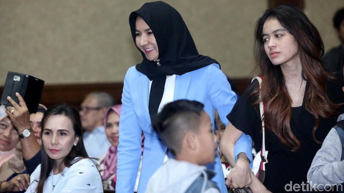 Bupati Kutai Kartanegara (Kukar) nonaktif Rita Widyasari akan menjalani sidang putusan kasus gratifikasi. Dia berharap majelis hakim menjatuhkan vonis yang ringan.