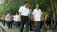Luhut juga menceritakan kesulitan Indonesia dalam permasalahan sampah. Bahkan, saat berjalan pun, Luhut menunjukkan banyaknya sampah yang terjebak di akar pohon-pohon bakau yang ada di Hutan Mangrove Denpasar.