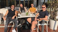 Matahari yang bersinar terang tidak disiakan Jordan untuk santai bersama teman-temannya. Mereka memilih sebuah restoran untuk menikmati segelas minuman. Foto: instagram @jhenderson