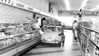 Salah satu iklan untuk promosi di supermarket pada 1957, menunjukkan lorongnya yang lebar dan saking lebarnya mobil pun bisa masuk. Istimewa/Boredpanda.