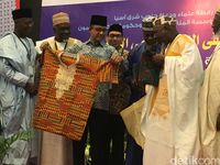 Anies juga diberi kenang-kenangan