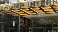Selain foto-foto yang di-posting Gatot, ada satu foto yang beredar di media sosial dan grup-grup percakapan. Foto itu menampilkan Gatot mengenakan setelan jas sedang membawa koper di depan Trump Tower. Namun, tak ada keterangan soal foto itu (dok twitter/@Nurmantyo_Gatot)