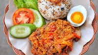 Nasi tutug oncom punya rasa pedas mantap, apalagi jika disantap dengan renyah pedas ayam geprek sambal bawang. Lengkap dengan potongan telur asin seperti menu makan siang @henjiwong. Foto: Instagram