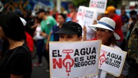 Aksi demo turun ke jalan ini diikuti oleh ribuan mahasiswa dari berbagai universitas, para jemaah gereja Katholik, dan para anggota Aliansi Penentang Privatisasi Air Nasional beserta para anggota Forum Air Nasional El Salvador. Jose Cabezas/Reuters.
