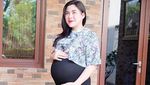Beda! Foto Maternity Vicky Shu