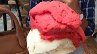 Bukan hanya Rizky nih yang jadi cintanya Adzana. Wanita berambut panjang ini menuliskan, “You know I love you so,” untuk dua sekop gelato di tangannya. Foto: Instagram adzanabs