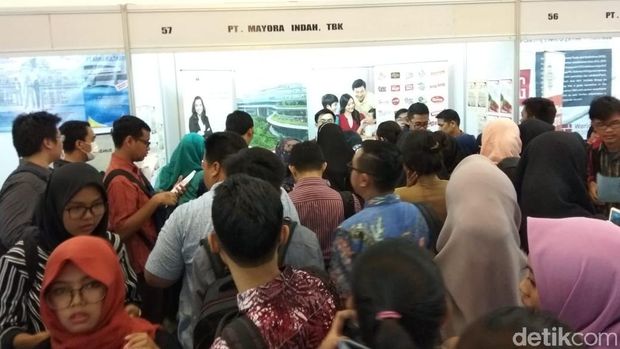 Makin Siang, Pemburu Kerja Padati Gedung Smesco Sampai Sesak