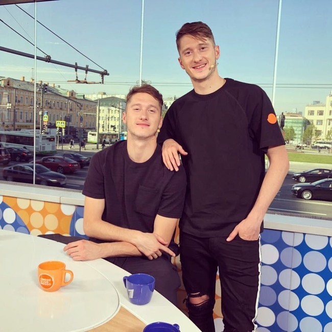 Selain sang kiper, Rusia juga punya dua pemain ganteng yang tak boleh dilewatkan penampilannya di Piala Dunia 2018. Mereka adalah kakak-adik kembar Alexey dan Anton Miranchuk. Alexey pertama masuk timnas Rusia pada 2015. Sedangkan kembarannya baru pada 2017 bergabung bersama timnas. Foto: Instagram