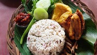 Sederhana namun memikat, sepiring nasi tutug oncom dibalut dengan daun pisang milik @susiasih terlihat begitu menggugah selera. Foto: Instagram