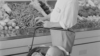 Mau tahu gaya belanja tahun 1938? Ini potret seorang ayah membawa bayinya sambil belanja aneka buah dan sayur di supermarket Maryland. Foto: Istimewa