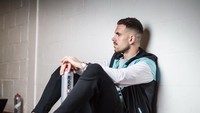 Duh lagi mikirin apa ya Jordan? Duduk di lantai sambil memegang sebotol air dan melamun. Foto: instagram @jhenderson
