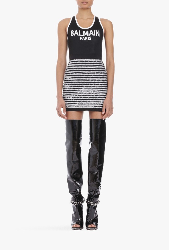 Balmain, rumah mode asal Perancis dari tahun 1945 ini dikenal dengan gaya busana yang edgy dengan potongan tegas dan berstruktur. Lalu bagaimana cara pelafalan Balmain yang tepat? Bal dibaca seperti Anda melafalkan Ball dalam bahasa Inggris. Sementara main dibaca tanpa n. Balmain = Ball-meh. Foto: Getty Images