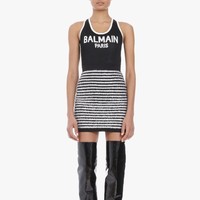 Balmain, rumah mode asal Perancis dari tahun 1945 ini dikenal dengan gaya busana yang edgy dengan potongan tegas dan berstruktur. Lalu bagaimana cara pelafalan Balmain yang tepat? Bal dibaca seperti Anda melafalkan Ball dalam bahasa Inggris. Sementara main dibaca tanpa n. Balmain = Ball-meh. Foto: Getty Images