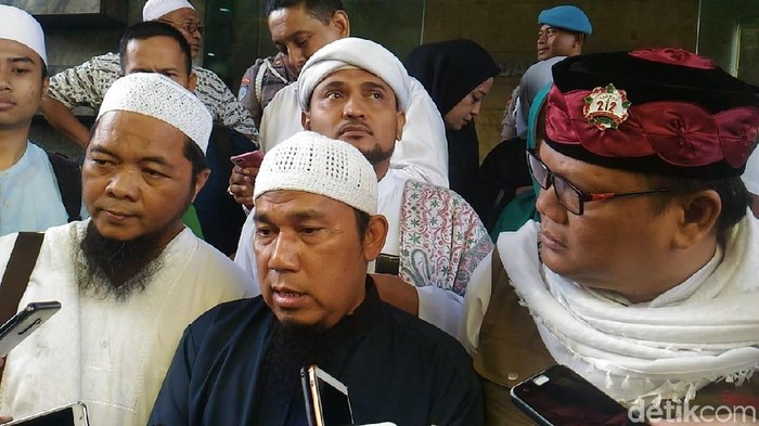 Sekum PA 212 Bernard Abdul Jabbar (baju hitam).