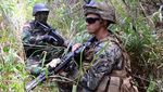 Foto: Marinir Tunjukkan Cara Bertahan Hidup di Hutan ke Tentara AS