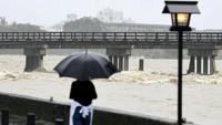 Penampakan Sungai Katsura di Kyoto yang meluap karena hujan deras berhari-hari (Foto: Dok. Kyodo/via REUTERS)
