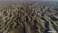 Jalan tersebut melintasi gurun Taklimakan di China Barat Laut. Xinhuanet/Istimewa.