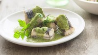 Anguilles au Vert atau baisa disebut Paling int Groen adalah olahan belut yang dimasak dalam saus hijau. Potongan daging belut direbus dalam saus hijau yang kental dan beraroma rempah. Foto: Istimewa