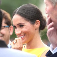 Tak tampak aksesori selain cincin pernikahan dan anting. Absennya aksesori ini kian menunjukkan identitas gaya Meghan yang minimalis namun tetap menawan. (Foto: Getty Images)