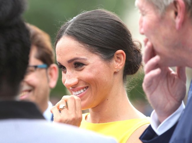 Tak tampak aksesori selain cincin pernikahan dan anting. Absennya aksesori ini kian menunjukkan identitas gaya Meghan yang minimalis namun tetap menawan. (Foto: Getty Images)
