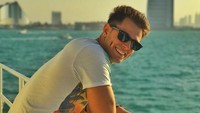 Namanya lucas Manente, seorang pramugara dari Maskap Emirates yang berbasis di Dubai. (manentelucas/Instagram)
