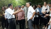 Sesekali, Menko Maritim Luhut menjelaskan kepada Presiden Jim Yong Kim, tentang Wisata Hutan Bakau.