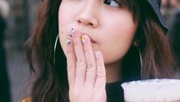 Berlibur ke Osaka, Jepang. Febby memilih butterbeer khas dari Harry Potter untuk menemaninya berlibur di sana. Foto: Instagram @febbyrastanty