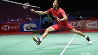 Rian berusaha menjangkau bola.