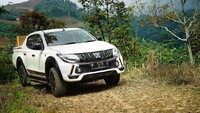 Menuju ke wilayah perkebunan apel di Wonokitri, New Triton Athlete melewati jalan berbatu dan tanah dengan tanjakan yang cukup curam. Mesin diesel 2.500cc VGT dengan tenaga maksimal 178 PS / 4000 RPM dan torsi maksimal 400 N.m / 2000 RPM tak perlu bekerja keras untuk melibas medan yang cukup berat. Fitur Limited Slip Differential (LSD) juga dapat menjaga putaran roda dengan sangat baik sehingga tidak kehilangan traksi saat melewati bebatuan dan tanah yang cukup licin. Istimewa/ Dok. Humas PR Mitsubishi.