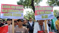 Massa menyayangkan sikap Anies yang terkesan tak tegas dalam memimpin kota Jakarta secara bersih dan halal seperti apa yang dijanjikannya dahulu saat kampanye.
