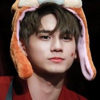 Ong Seongwu juga berbakti pada keluarga. Sesaat setelah debut dengan Wanna One, ia mendedikasikan penghasilannya untuk orangtua. Sebelumnya, pria 22 tahun itu tinggal di rumah yang kurang nyaman karena terasa panas saat musim panas. Rumahnya juga sangat dingin ketika musim dingin hingga harus membuat tenda dalam rumah. Seongwu pun memberikan gajinya untuk membeli rumah. (Foto: Instagram)