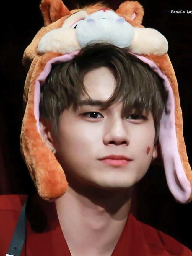 Ong Seongwu juga berbakti pada keluarga. Sesaat setelah debut dengan Wanna One, ia mendedikasikan penghasilannya untuk orangtua. Sebelumnya, pria 22 tahun itu tinggal di rumah yang kurang nyaman karena terasa panas saat musim panas. Rumahnya juga sangat dingin ketika musim dingin hingga harus membuat tenda dalam rumah. Seongwu pun memberikan gajinya untuk membeli rumah. (Foto: Instagram)