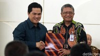 Hal tersebut ditandai dengan penandatangan perjanjian kerjasama antara Askrindo dengan Inasgoc yang di lakukan oleh Plt Direktur Utama Askrindo Sabdono dengan Ketua INASGOC Erick Thohir dan disaksikan langsung oleh Wakil Presiden Jusuf Kalla, Menteri Koordinator Bidang Pembangunan Manusia dan Kebudayaan Puan Maharani dan Menteri BUMN Rini M Soemarno di Istana Wakil Presiden, Jumat (6/7/2018).