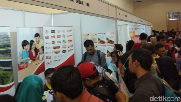 Makin Siang, Pemburu Kerja Padati Gedung Smesco Sampai Sesak